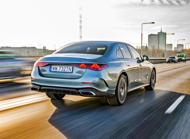 17055062163187d3-mercedes-e-220-d-2024-test-tyl-01